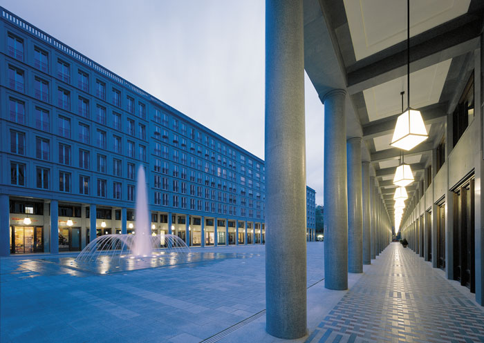 Walter-Benjamin-Platz, Leibnizkolonnaden